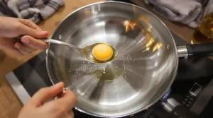 Cuire sans accrocher avec une poêle en inox, sans trop de beurre ni d’huile : voici la méthode