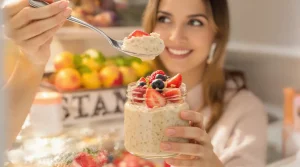 Petit-déj du printemps prêt à l’avance : j’adore ces overnight oats crémeux aux fruits rouges